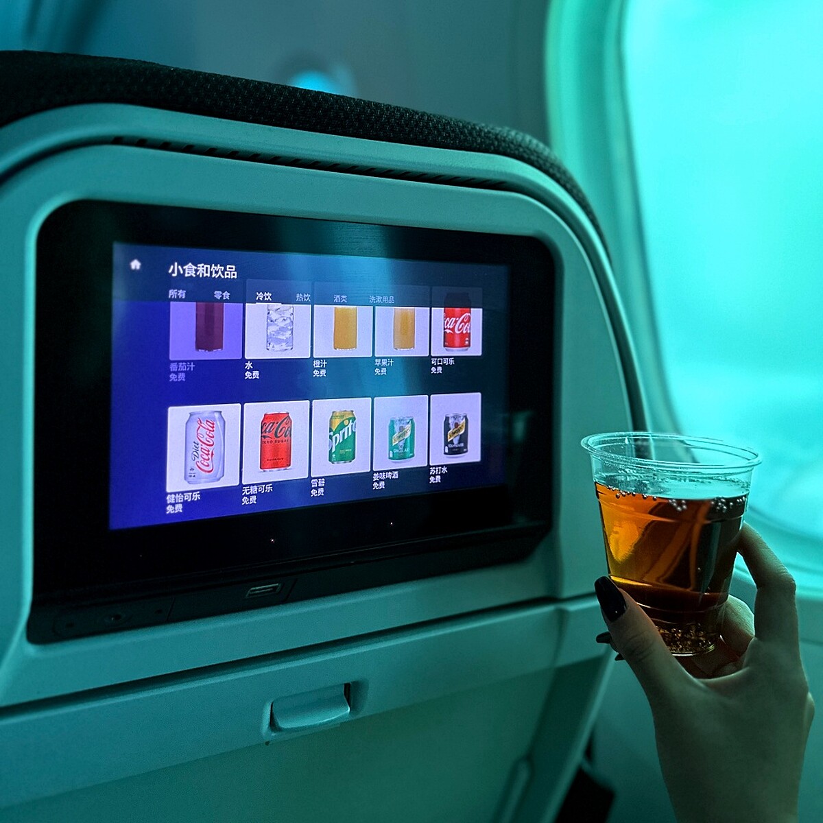 全機艙等都能隨時用螢幕點小點心及飲品！