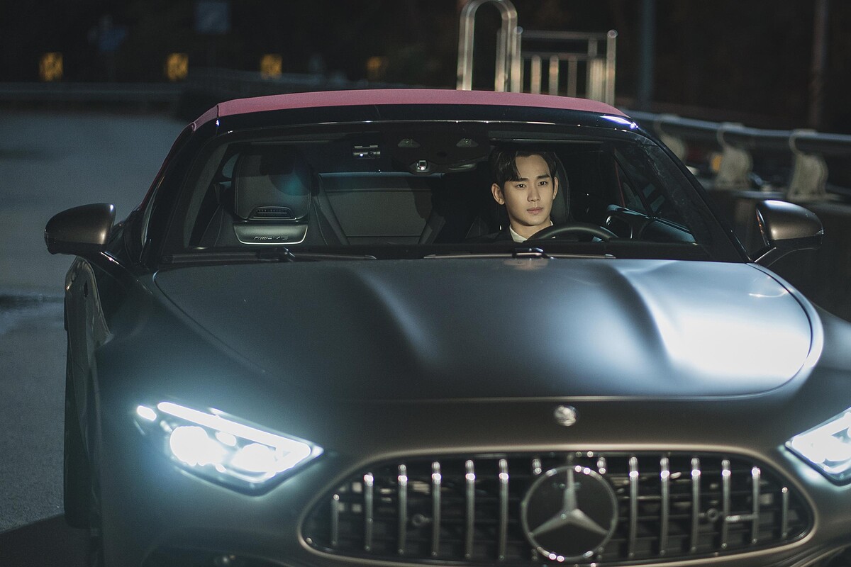 在第十一集中金秀賢開著賓士 AMG-SL63 敞篷車，演出精彩的追逐戰。