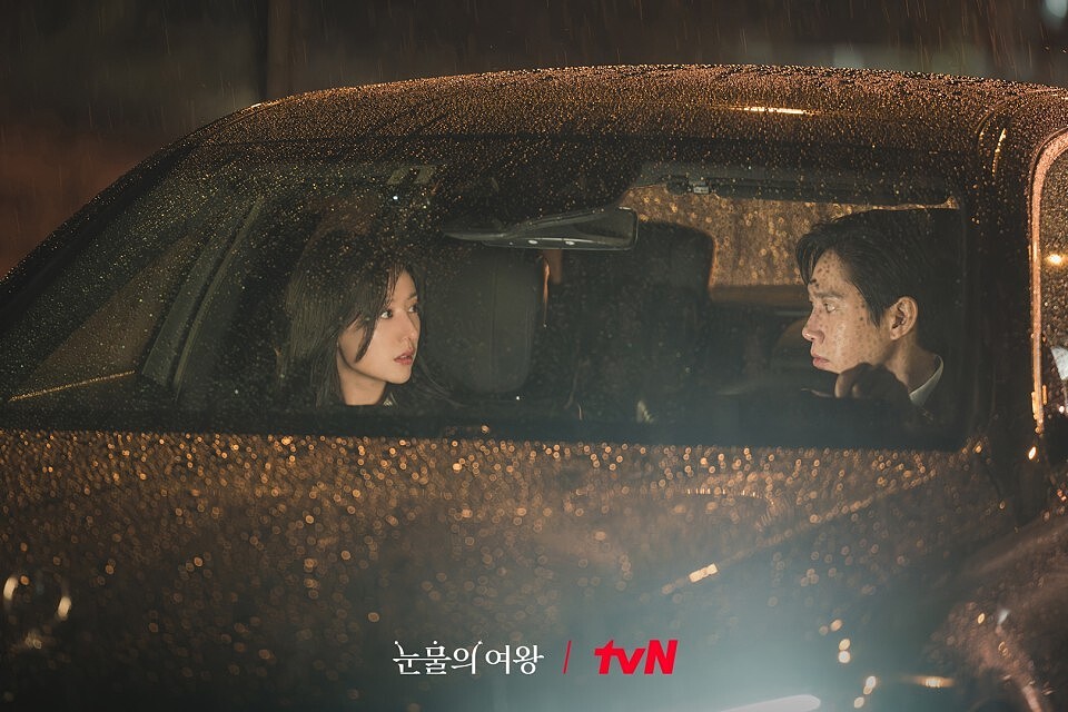 尹殷盛則開著賓士 E-Class 載了病情日漸嚴重的海仁。