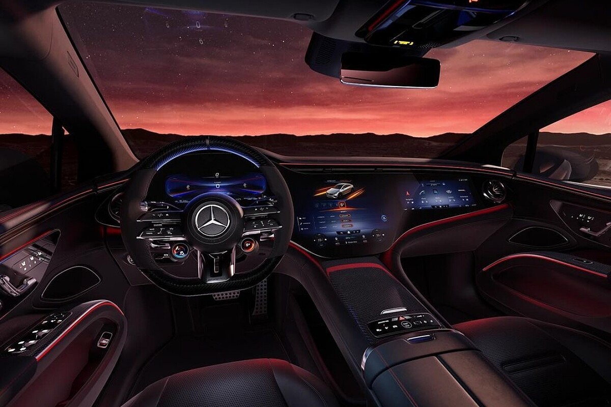 內裝更宛如星際座艙令人沉靜，具有超大型螢幕、配有眾多高科技功能。