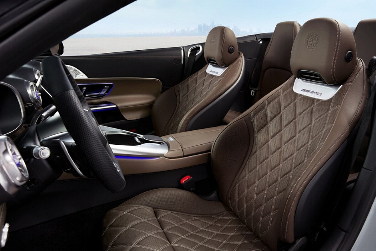 搭載4.0升V8雙渦輪引擎，可輸出 585hp 最大馬力，最大扭力為 800Nm，從靜止加速到時速100 公里僅需時3.6秒。