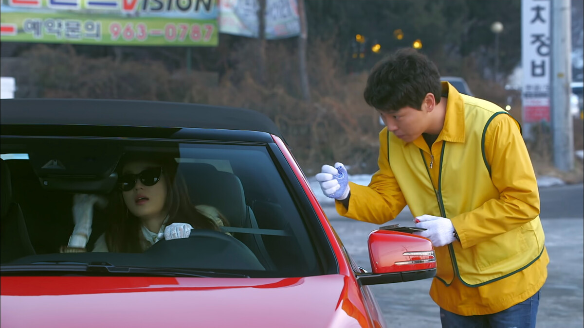 《來自星星的你》中千頌尹也駕著賓士跑車。