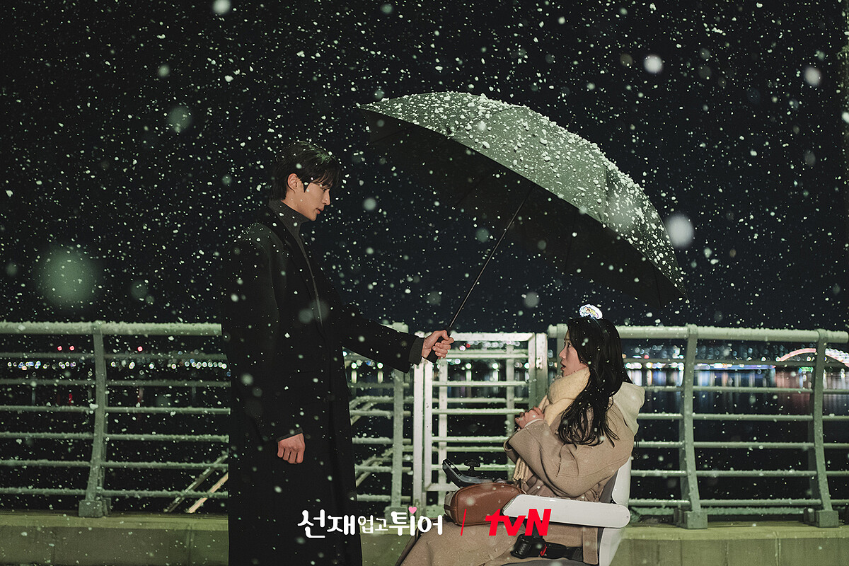 演唱會後柳善宰巧遇電動輪椅沒電的任率,任率當時還不知柳善宰在高中就認識她