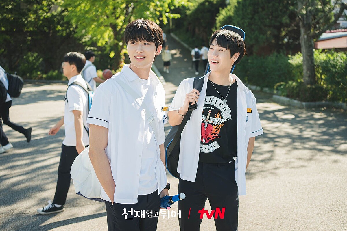 白仁赫(右)高中時擔任柳善宰(左)暗戀任率的狗頭軍師