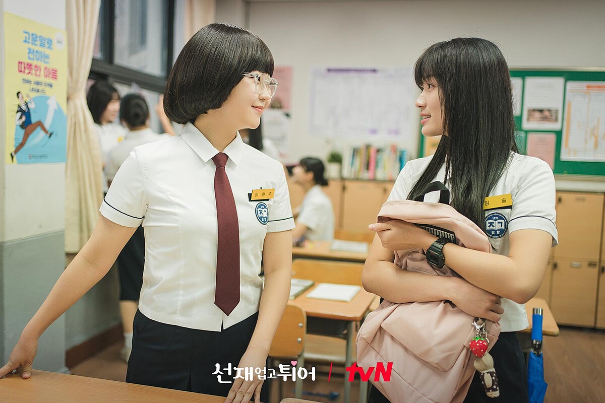 賢珠(左)高中時知道任率(右)喜歡金太成，反而任率穿越回高中時，被自己幼稚的暗戀嚇一跳