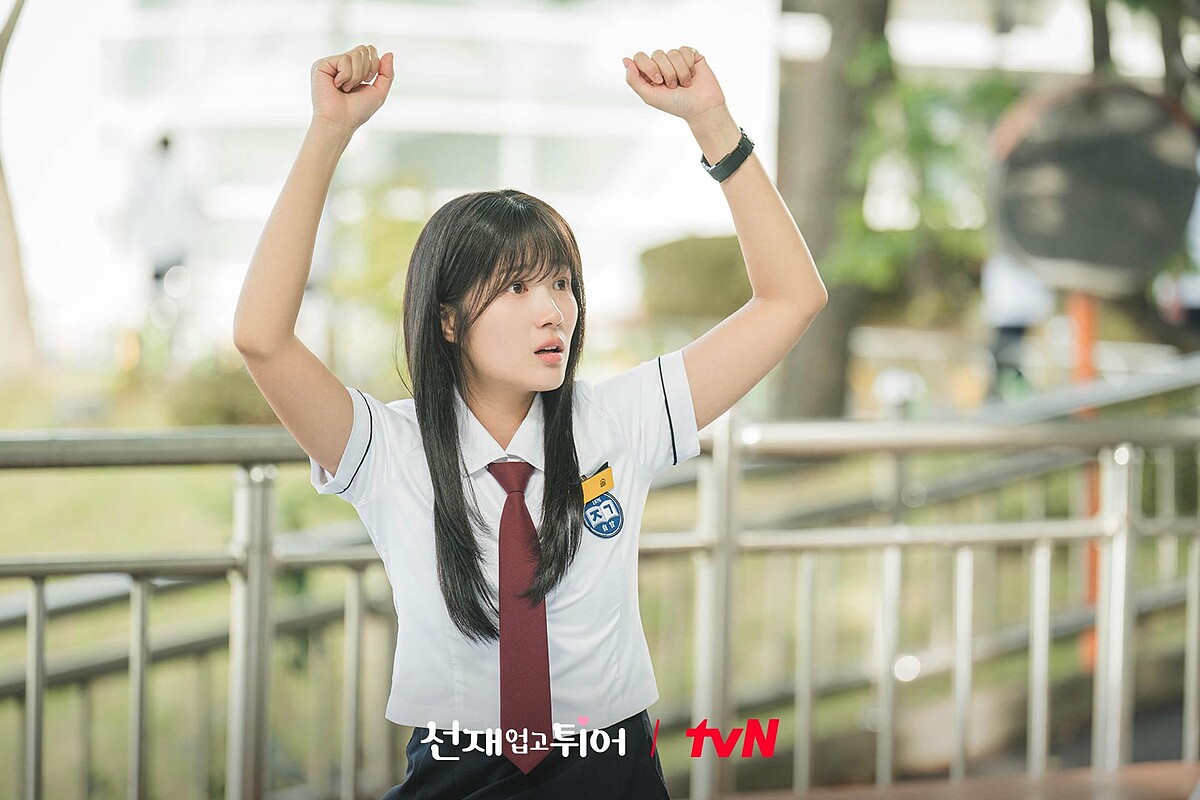 任率被老師罰跪,被誤會是抽菸的不良少女