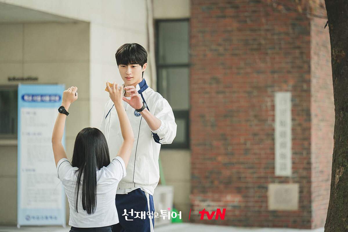 善宰和任率手腕上都戴著手錶