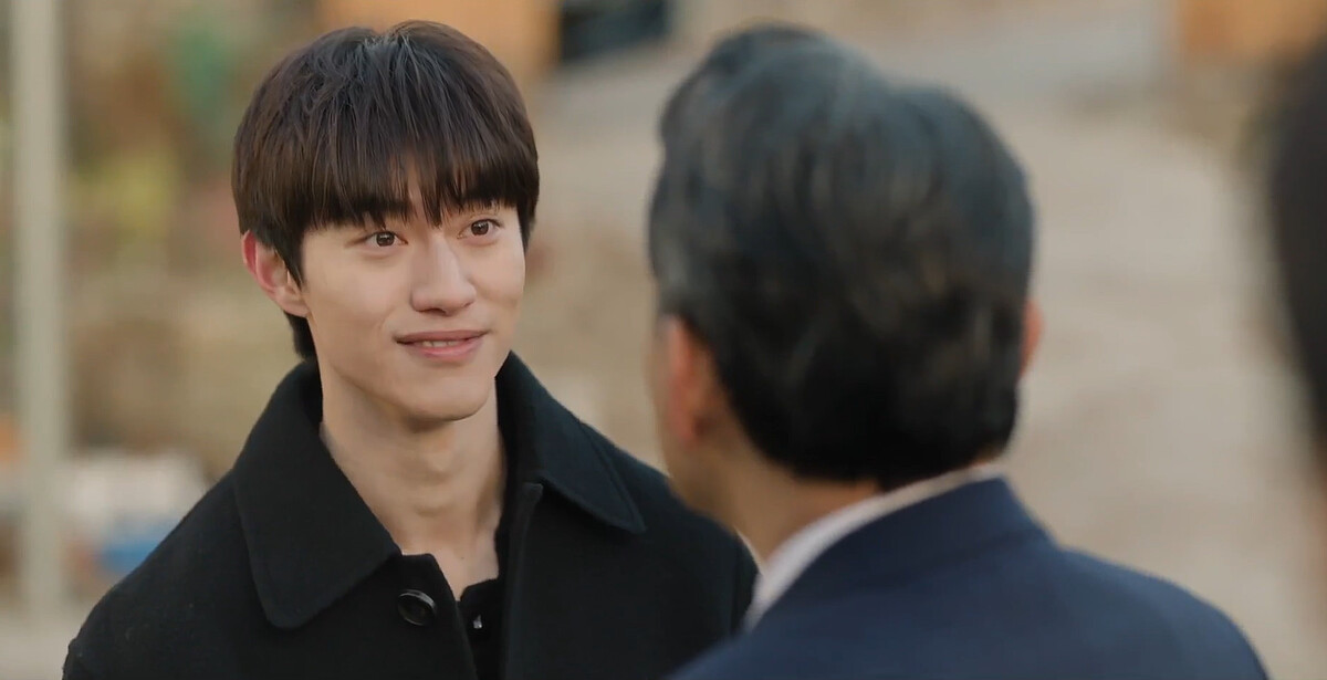 留洪秀哲在親家很過意不去，洪萬大說像出去玩沒把垃圾帶回家，讓洪秀哲好尷尬