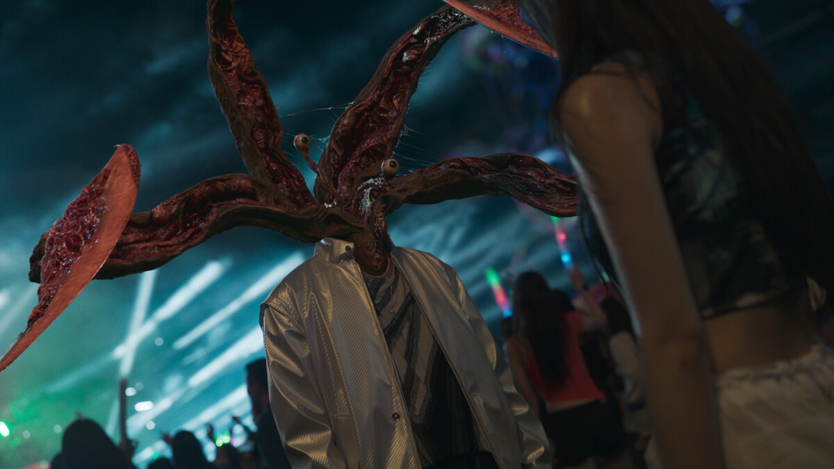 在音樂派對上，寄生生物大開殺戒引發恐慌。