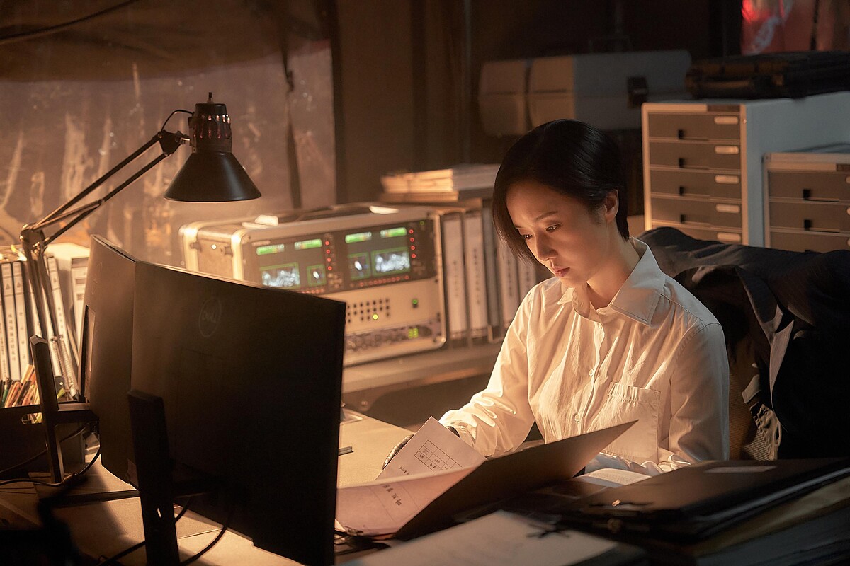 崔俊京翻開「超市職員殺人未遂事件」資料，斷定鄭秀仁就是寄生生物。