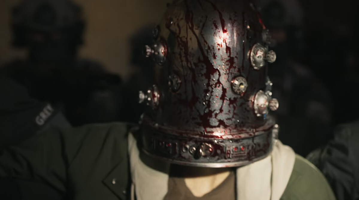 鄭秀仁被帶上染血的獵犬化學頭套。