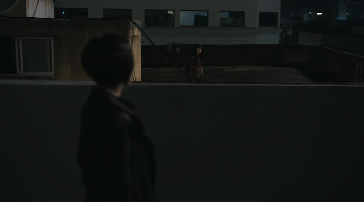 在屋頂上會面的鄭秀仁與崔俊京。