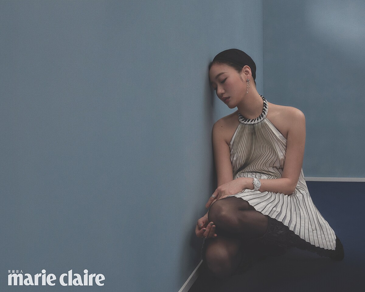 J12 白色陶瓷腕錶 (33毫米)，搭載Caliber 12.2自製機芯、Eternal N&deg;5戒指及耳環，18K白金鑲嵌明亮式切割鑽石、Eternal N&deg;5戒指，18K Beige米色金，削肩百褶上衣及長靴，all by CHANEL