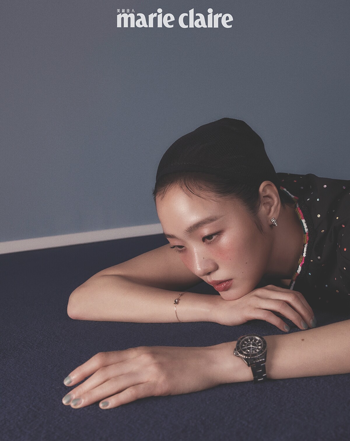 J12 黑色陶瓷腕錶 (33毫米)，搭載Caliber 12.2 自製機芯、Extrait de N&deg;5 手鍊，18K Beige米色金、Eternal N&deg;5 單邊耳環，18K白金鑲嵌鑽石、珠飾洋裝，all by CHANEL