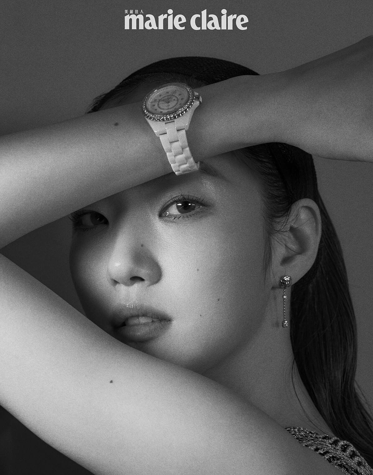 J12白色陶瓷腕錶，搭配鑽石時標 (33毫米)、Cam&eacute;lia 耳環，18K玫瑰金、洋裝，all by CHANEL