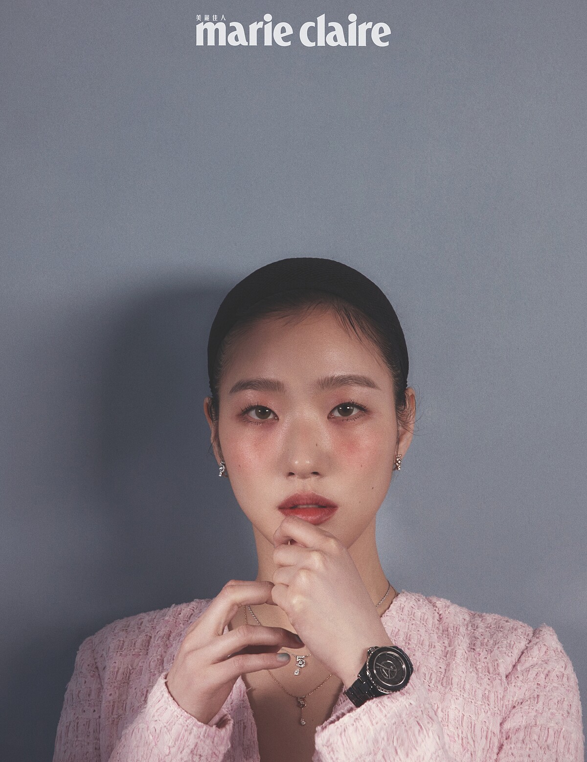 J12 Phantom 黑色陶瓷腕錶，搭配藍寶石錶蓋及錶背 (33毫米)、Eternal N&deg;5 單邊耳環及項鍊、Extrait de N&deg;5項鍊、粉色外套， by CHANEL