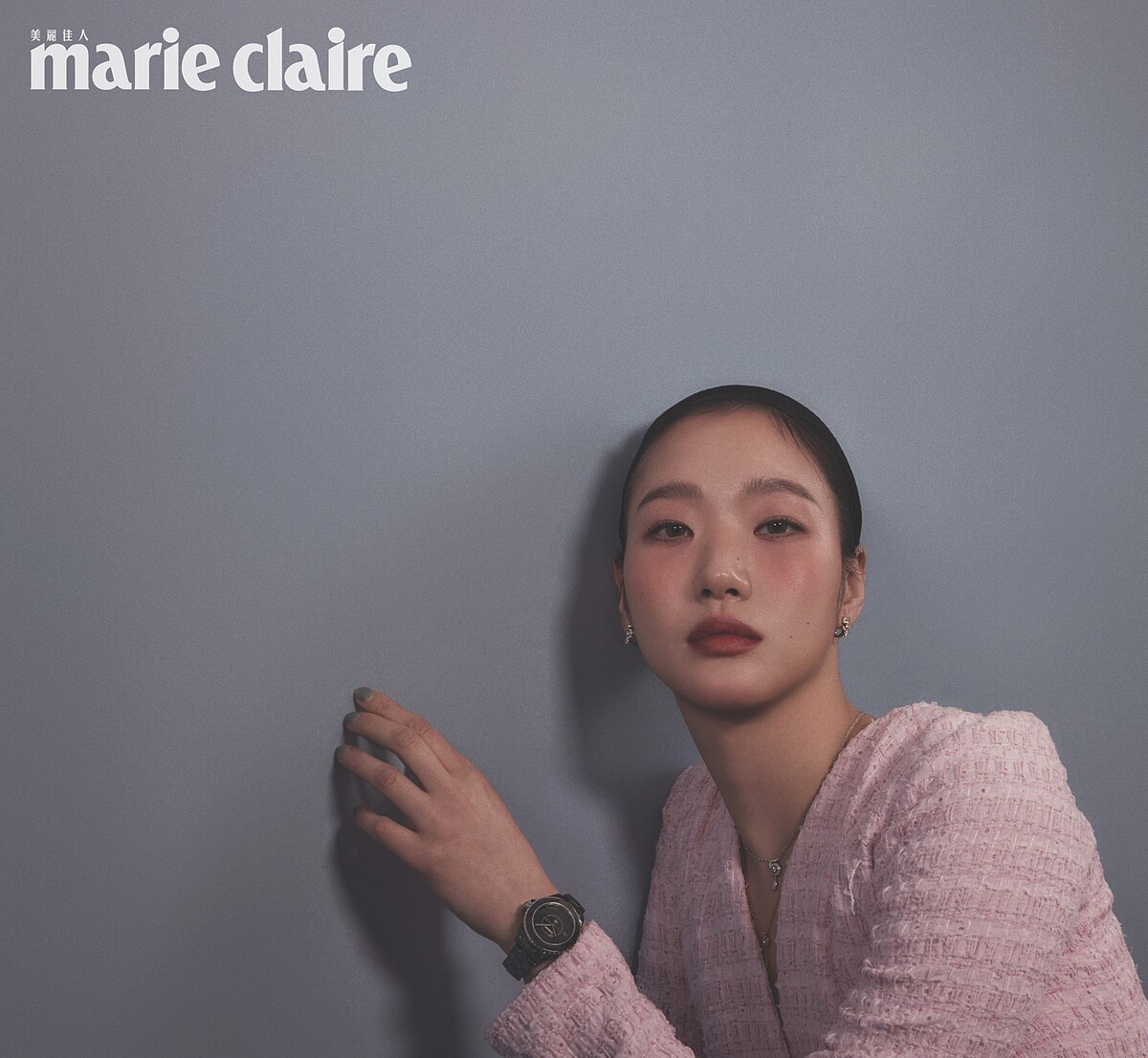 J12 Phantom 黑色陶瓷腕錶，搭配藍寶石錶蓋及錶背 (33毫米)、Eternal N&deg;5 單邊耳環及項鍊、Extrait de N&deg;5項鍊、粉色外套， by CHANEL