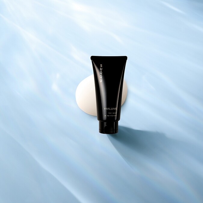 SUQQU絕緻晶艷潤采潔面乳以拉絲級質地創造綿密細緻泡沫，養出水潤發亮的素淨裸肌。