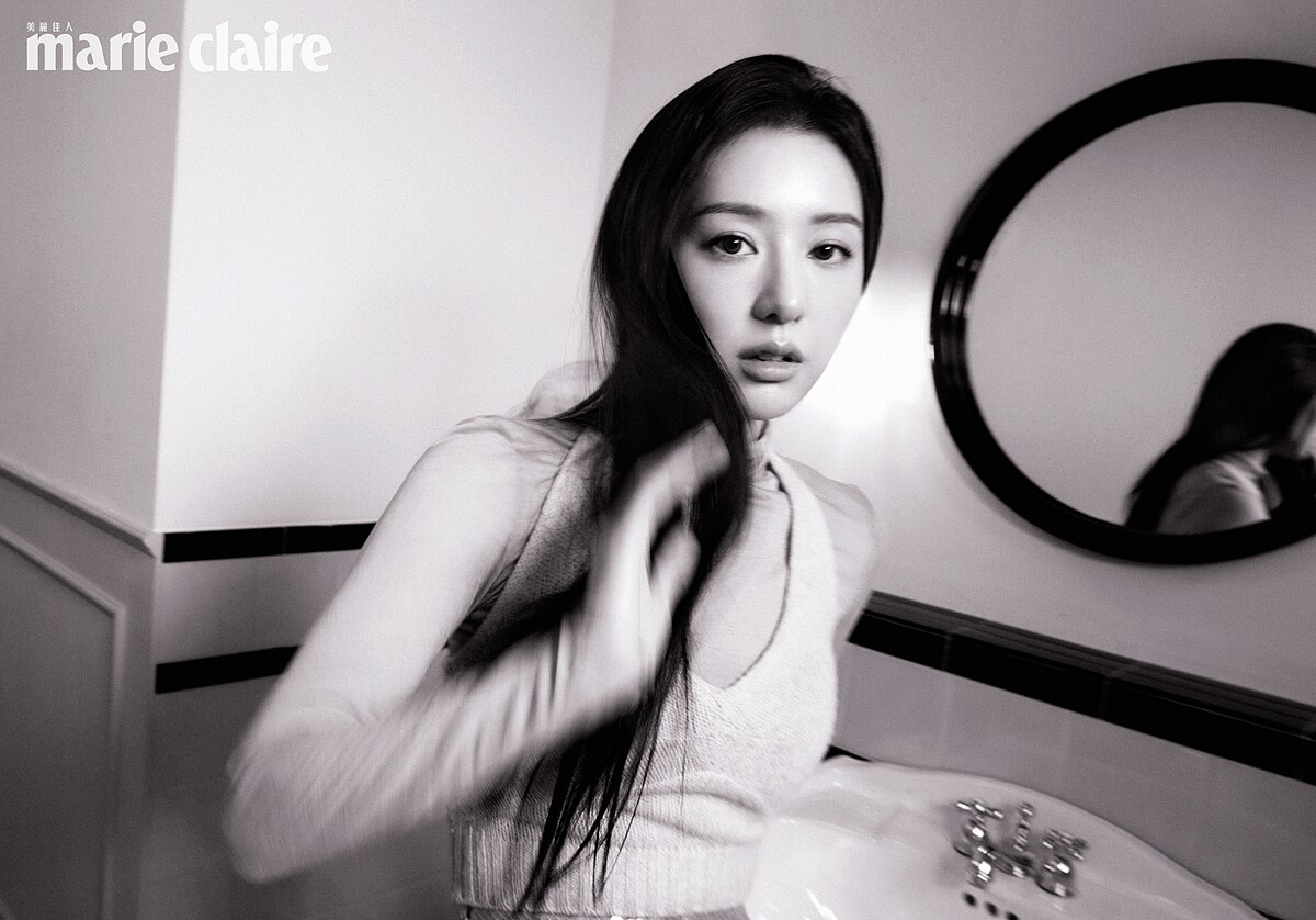 透視高領上衣，Grey Yang；繞頸針織上衣，Prada。