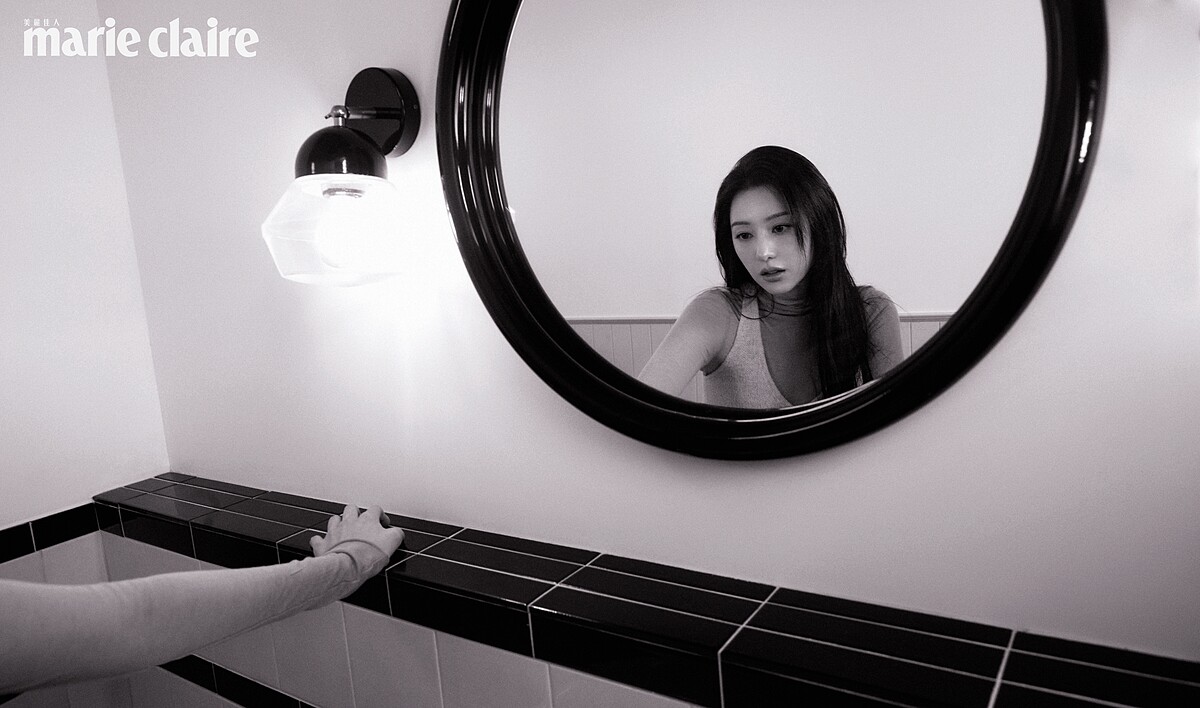 透視高領上衣，Grey Yang；繞頸針織上衣，Prada。