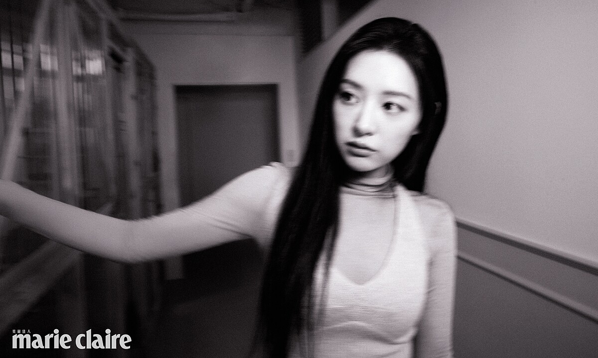 透視高領上衣，Grey Yang；繞頸針織上衣，Prada。