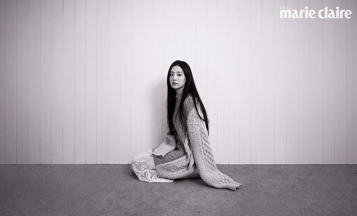 針織毛衣，BOTTEGA VENETA；蕾絲連身裙，FABIANA FILIPPI。