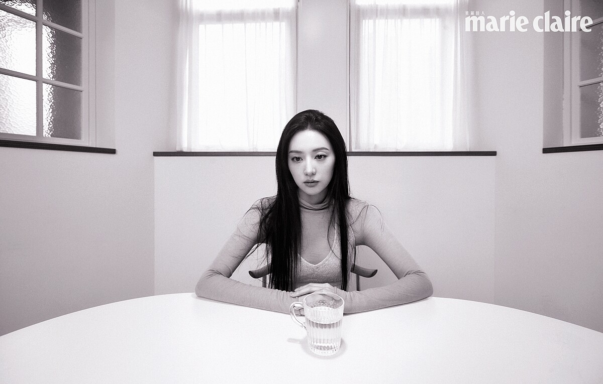 透視高領上衣，Grey Yang；繞頸針織上衣，Prada。