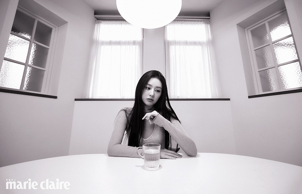 透視高領上衣，Grey Yang；繞頸針織上衣，Prada。