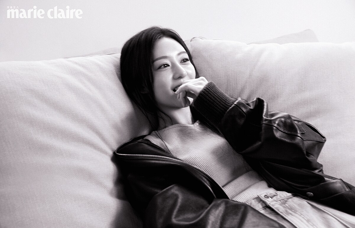 棕色皮革飛行員夾克，HALFBOY by 10 Corso Como；針織無袖上衣，Gray Yang；牛仔打褶褲，EENK。