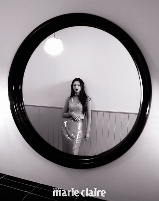 透視高領上衣，Gray Yang；繞頸針織上衣及亮片裙，Prada。