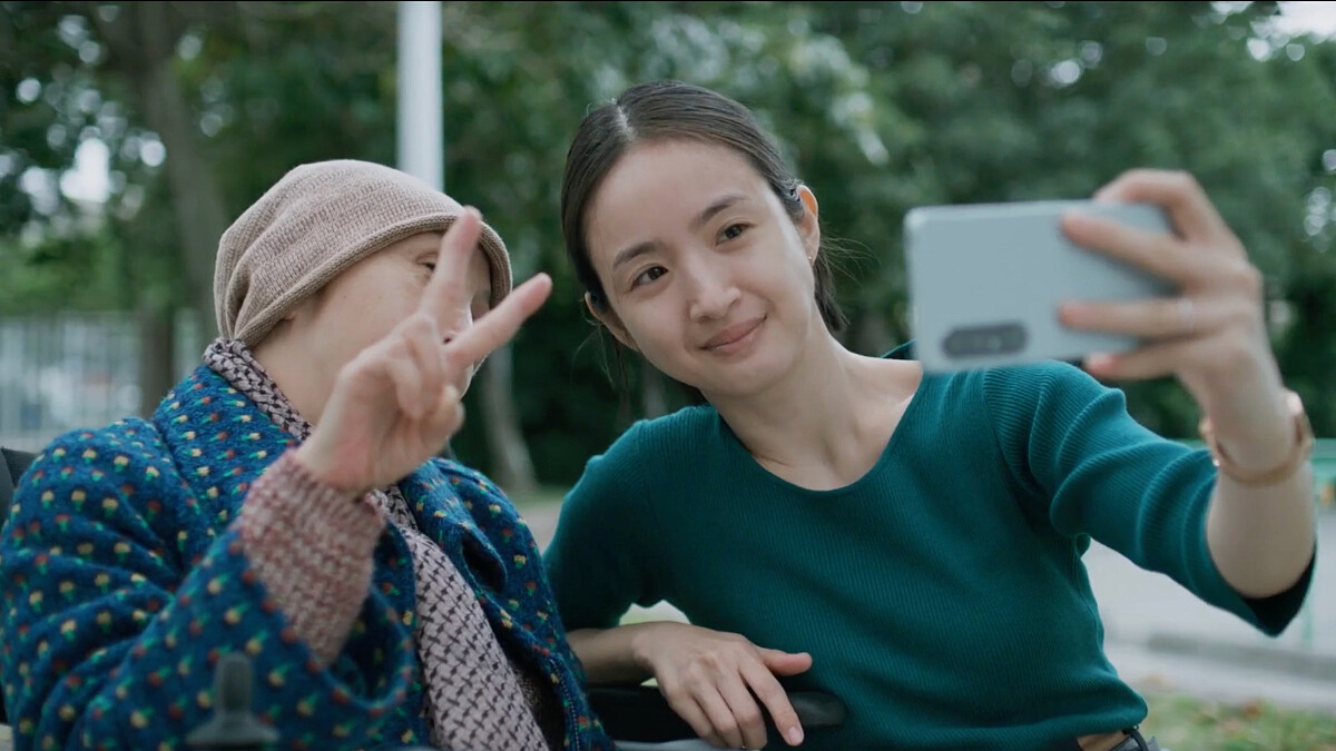 簡慶芬試圖在照顧何媽媽的同時找到自己的快樂。