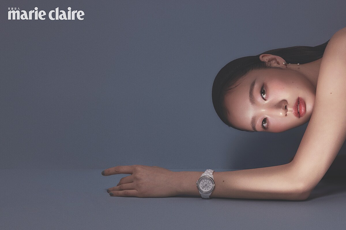 J12白色陶瓷腕錶，搭配鑽石時標 (33毫米)、Cam&eacute;lia 耳環，18K玫瑰金，all by CHANEL