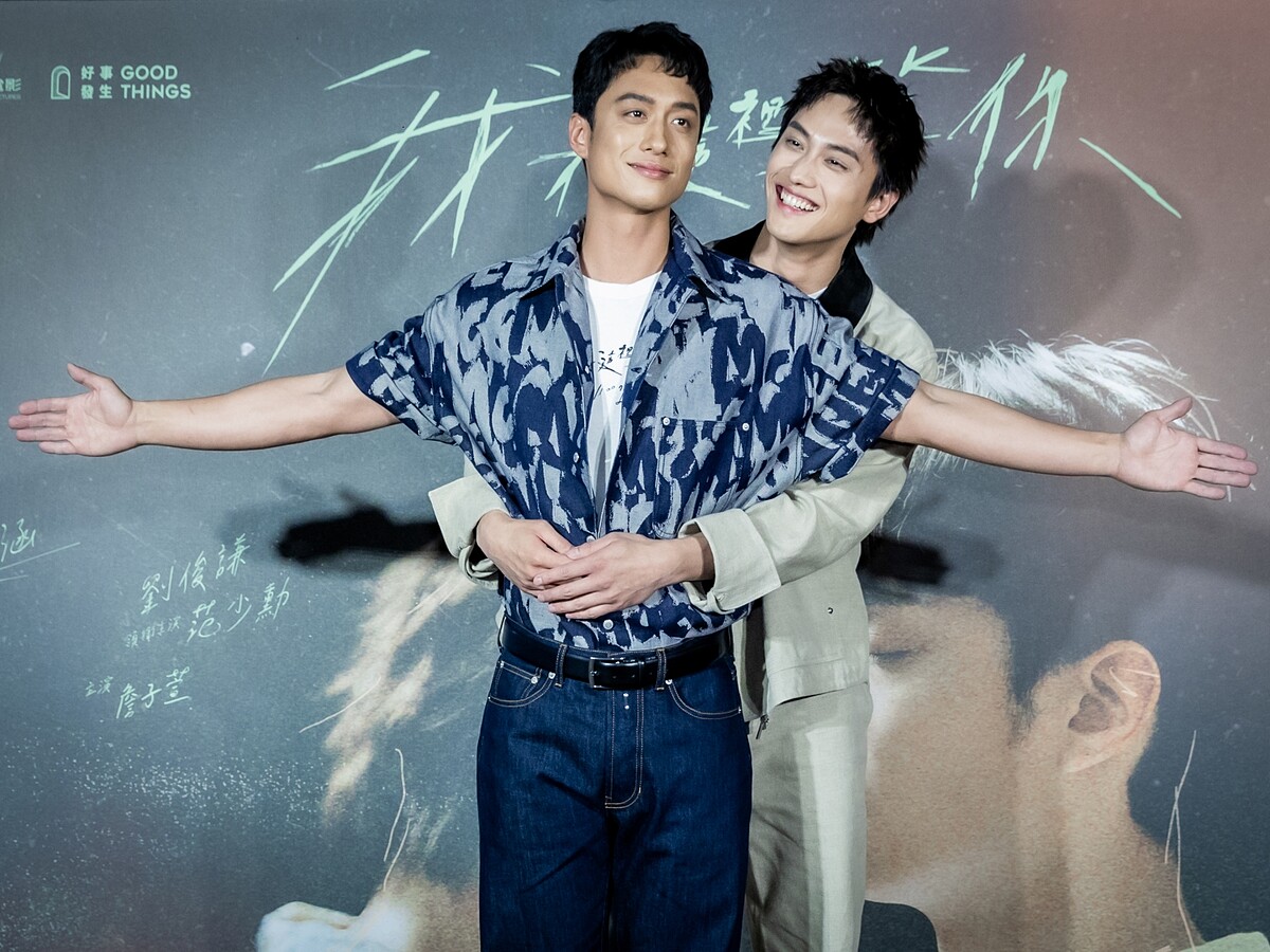 《我在這裡等你》劉俊謙（前）與范少勳（後）比出超有愛鐵達尼號經典動作。