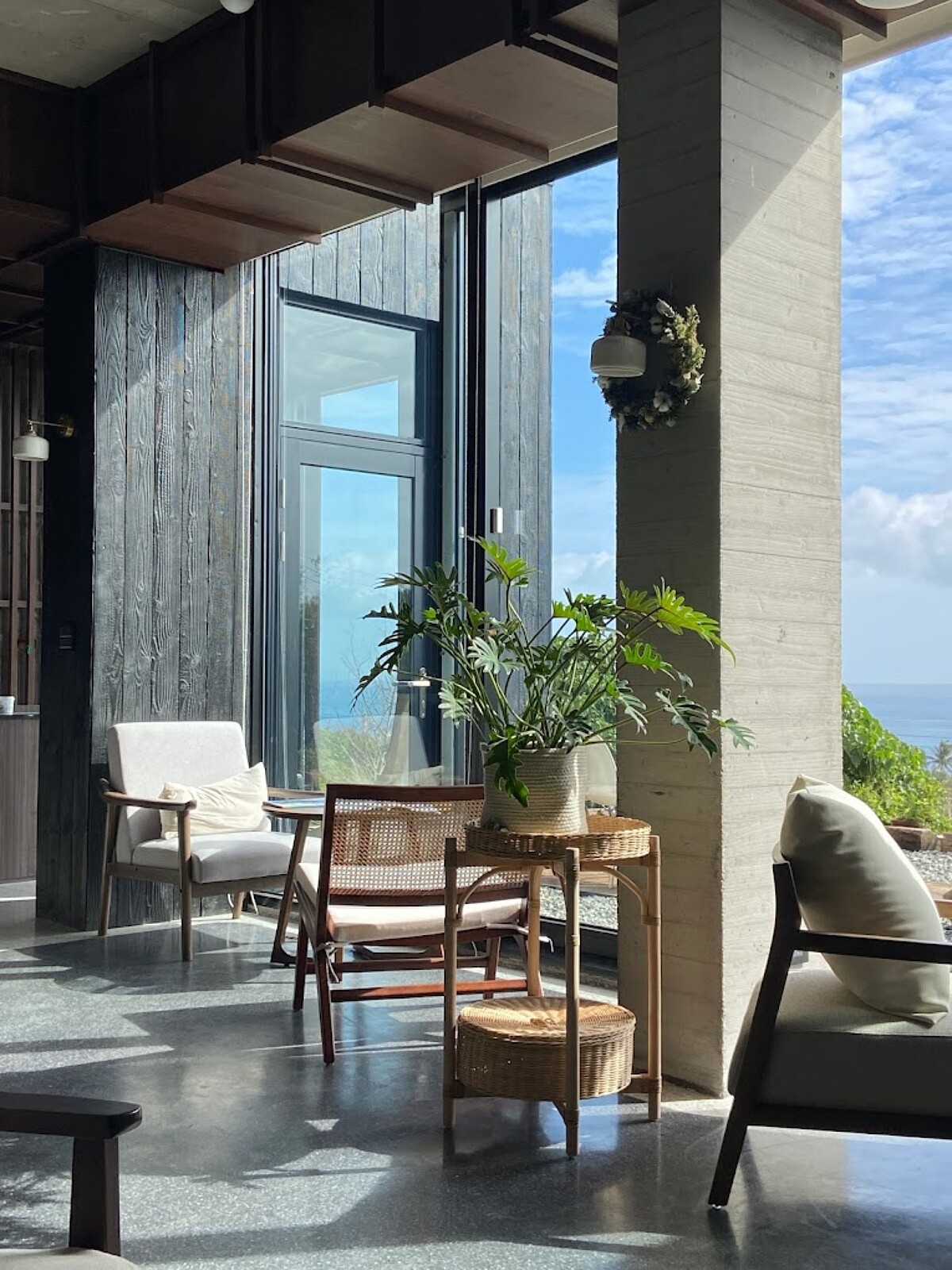 位處背山面海的鄉間小路上，距離台東車站40分鐘車程。