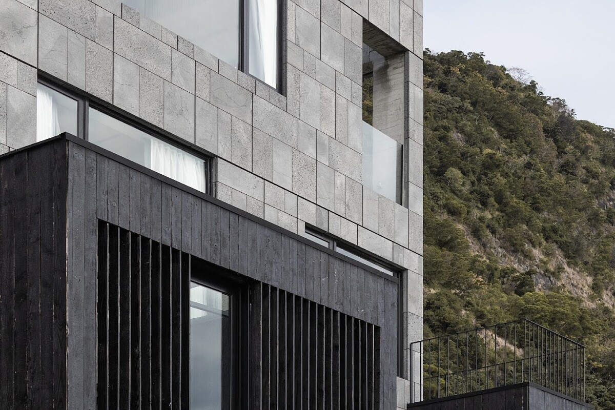 灰色的建築線條現代簡約，在壯闊的海岸山脈下顯得特別搶眼。