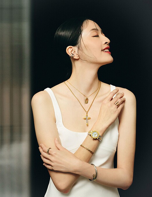 St-Tropez&trade; Navigator Cruise腕錶、Love Twist手環、St-Tropez Mariner 戒指(右手), Celtic Chainette手環、Better Half戒指(左手) 、Celtic Cross系列項鍊 & HUGGIES耳骨夾 。