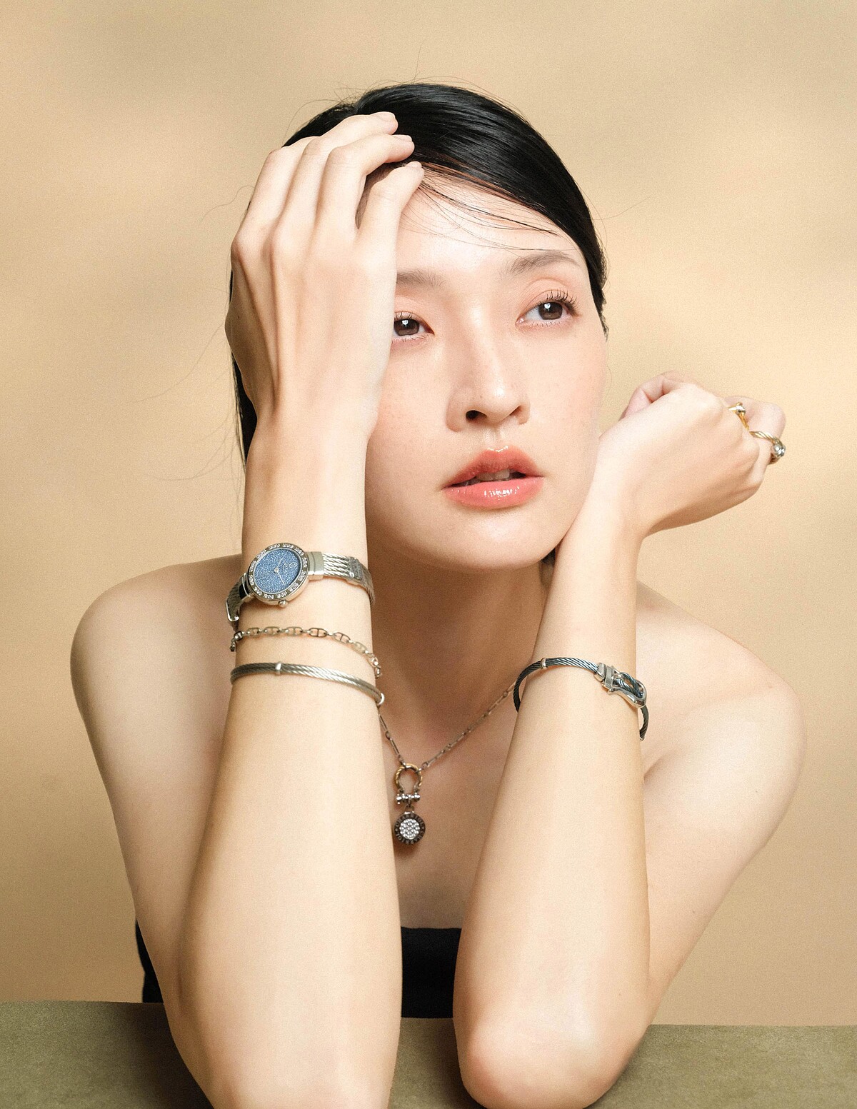 St-Tropez™ Glitter腕錶、Bonifacio手環(右手), CELTIC戒指、Bonifacio手環、St-Tropez Mariner戒指(左手)、St-Tropez Mariner項鍊。