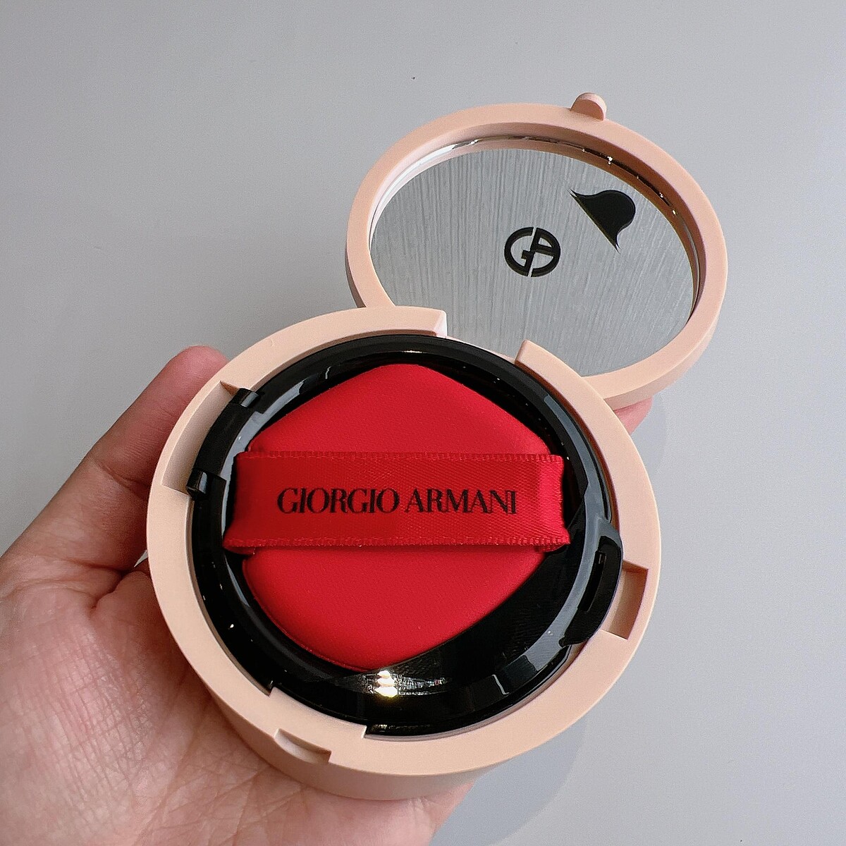 Giorgio Armani完美絲絨持久氣墊粉餅冷煙粉限定版,NT3,500