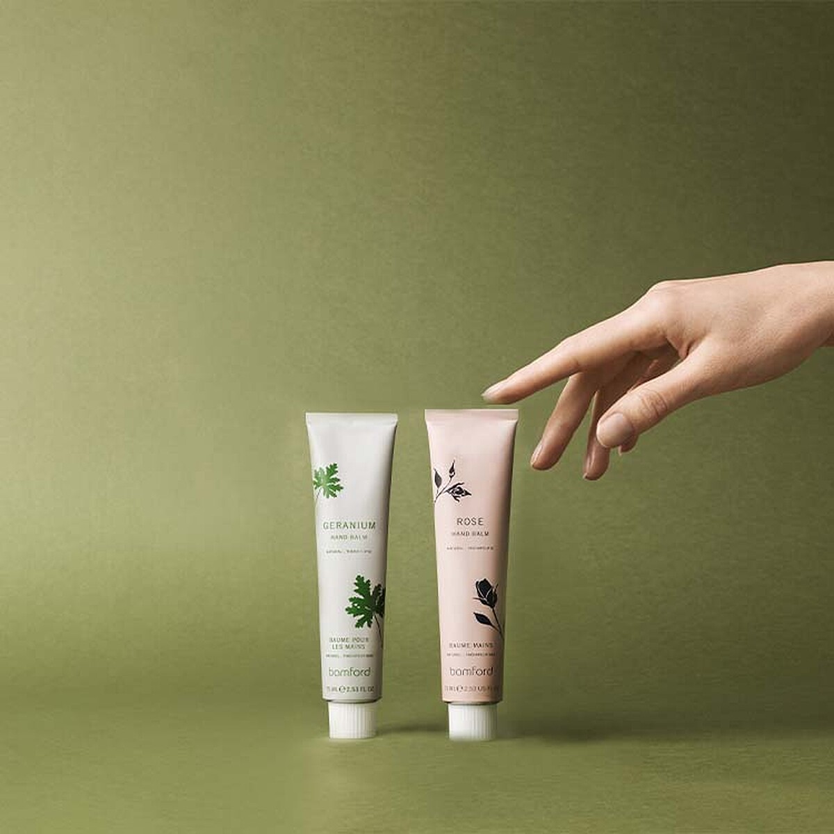 Bamford(左)最熱賣的天竺葵護手霜與(右)玫瑰護手霜情境圖。