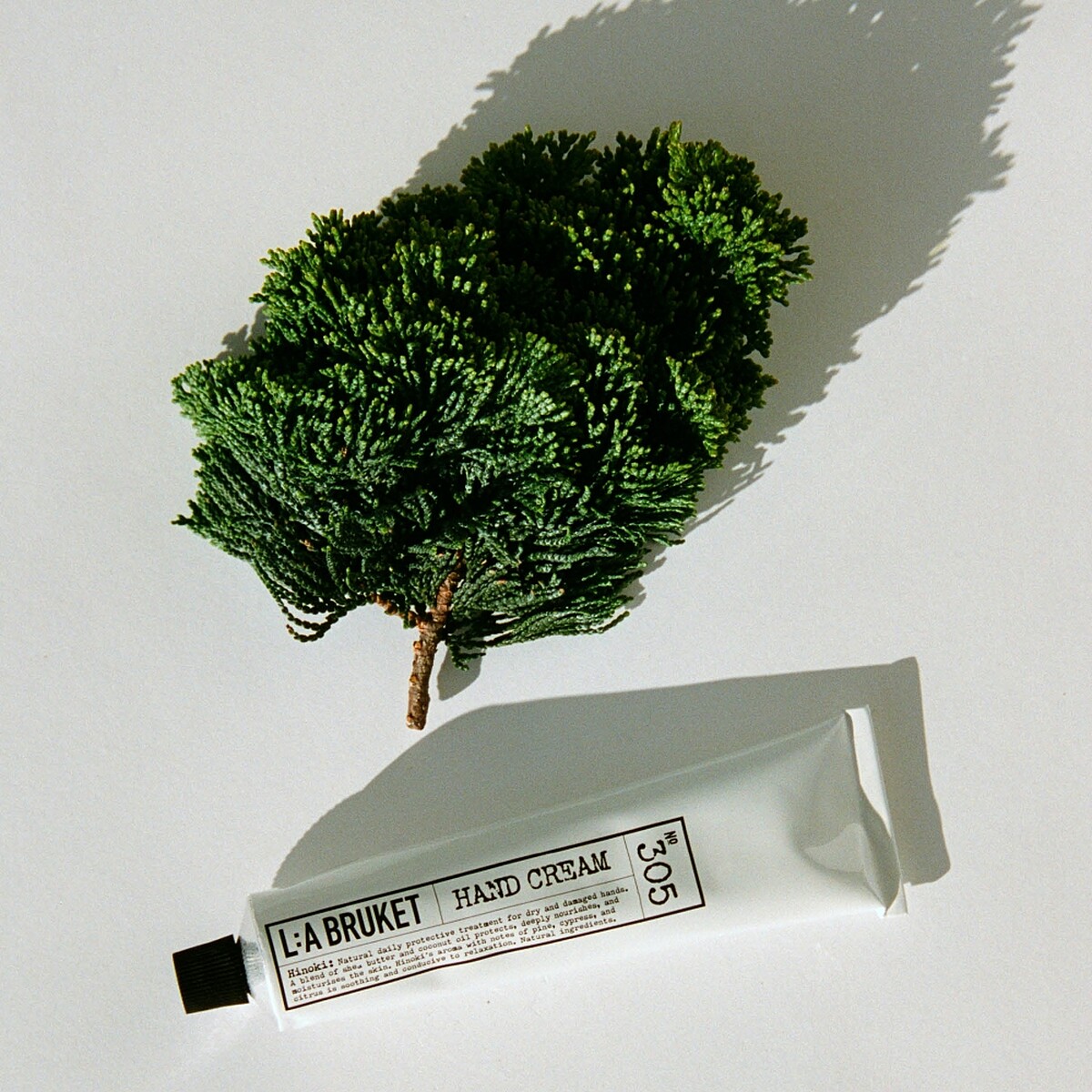 L:A BRUKET 305扁柏護手霜30ml，NT600、70ml，NT950