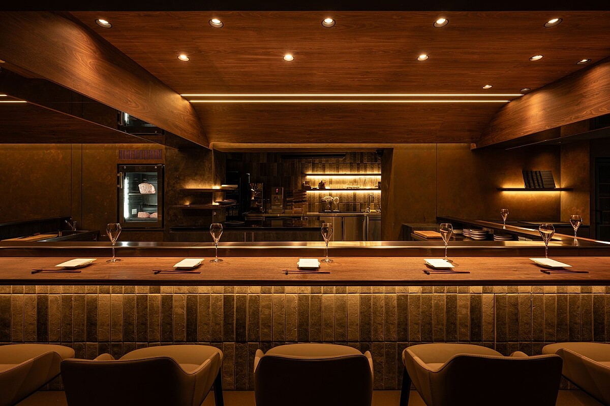 空間藉由深淺褐色呼應日本和牛的四大種類。