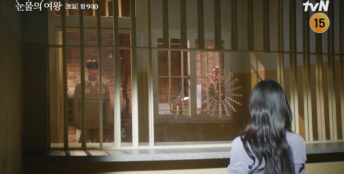 洪海仁到監獄裡看看白賢佑究竟是何許人物讓她心痛