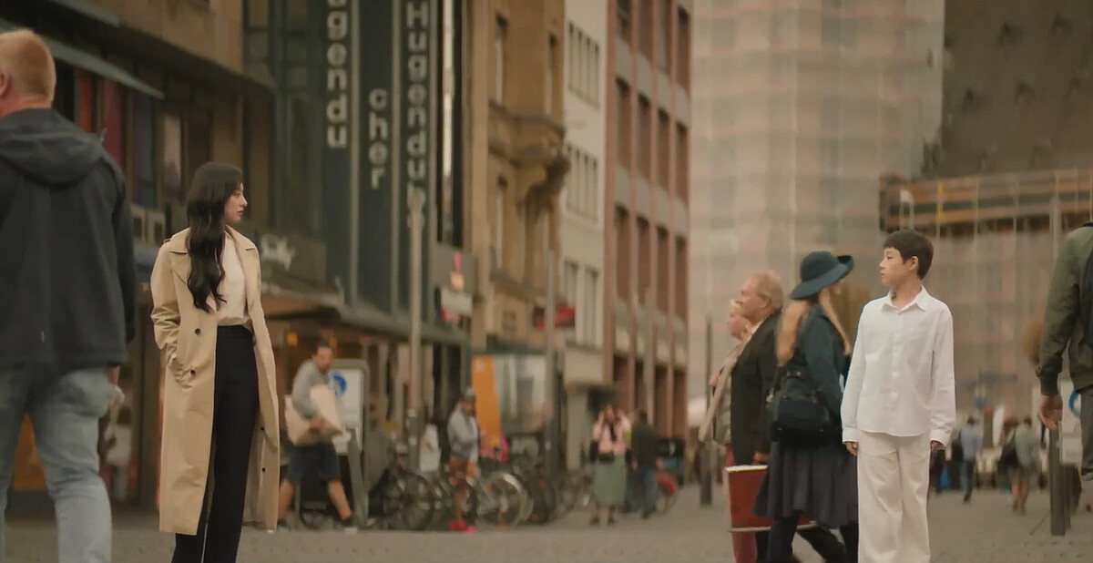 洪海仁再次看到孩提時代的哥哥，哥哥這次與她微笑道別