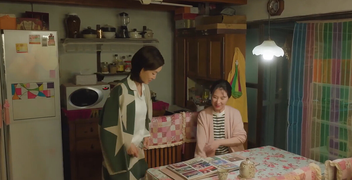 金鮮和(左)半夜睡不著覺，和親家母(右)一起看白賢佑兒時照片