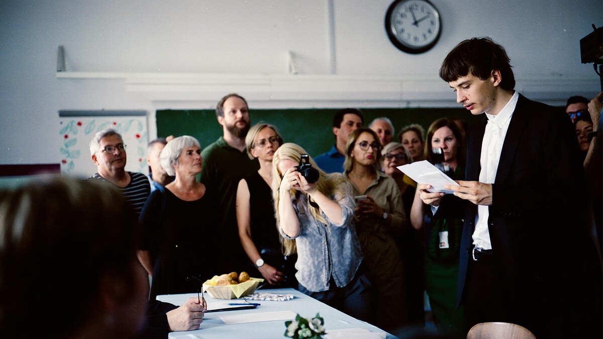《解釋的總和》(Explanation for Everything)講述因一場失敗的畢業考試及謊言,最後演變成社會輿論關注的政治事件的荒謬故事。