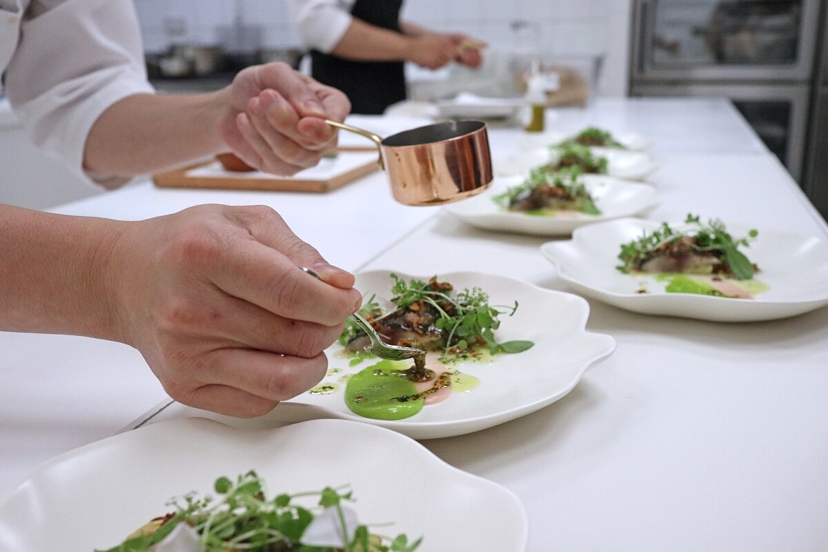 繁花的概念貫穿所有餐廳體驗。