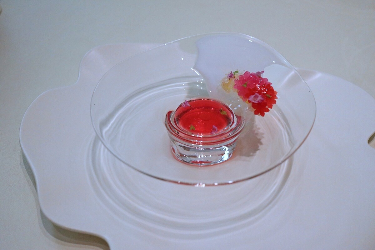 以「紫蘇花」為主題的開場冷盤帶來了美好的視覺感官。