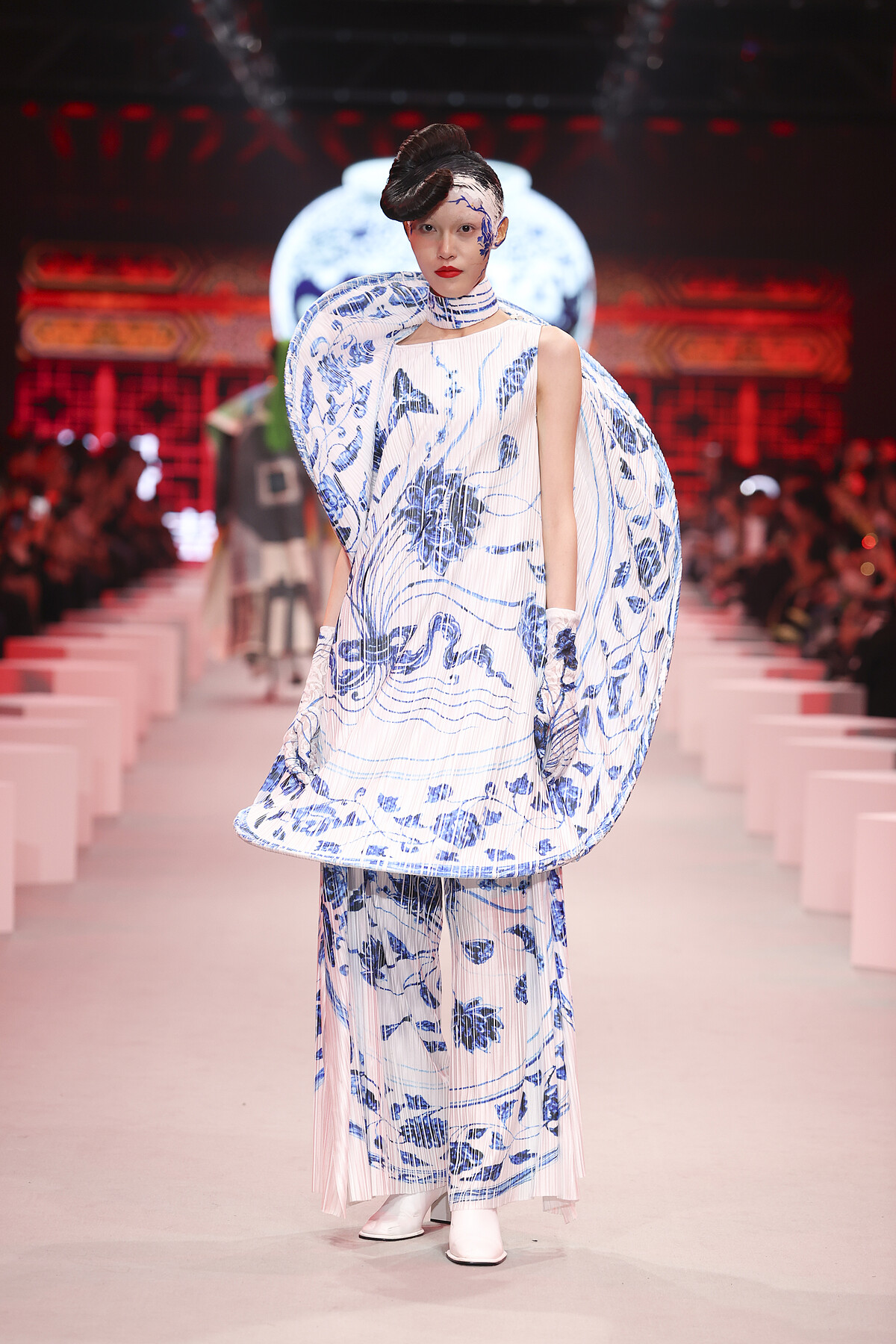 周裕穎在本場服裝秀，結合靜態展模式，讓觀眾可以跟模特兒互動，本套為轉化設計的史博館典藏，明代的青花《束蓮》