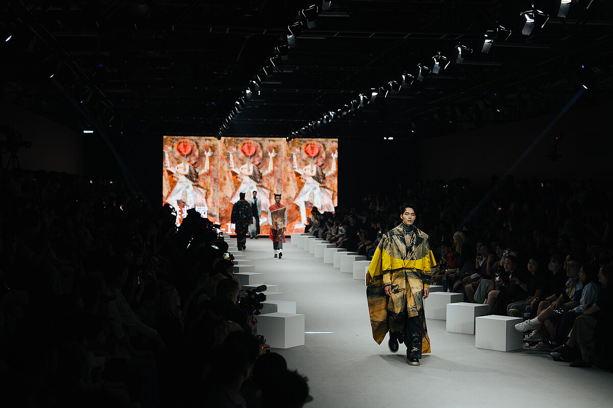 「歷史訂製服L&rsquo;Histoire et la Couture」時尚大秀，由JUST IN XX設計師周裕穎與國立歷史博物館合作，將史博館的經典藏品文物轉化成時尚服飾