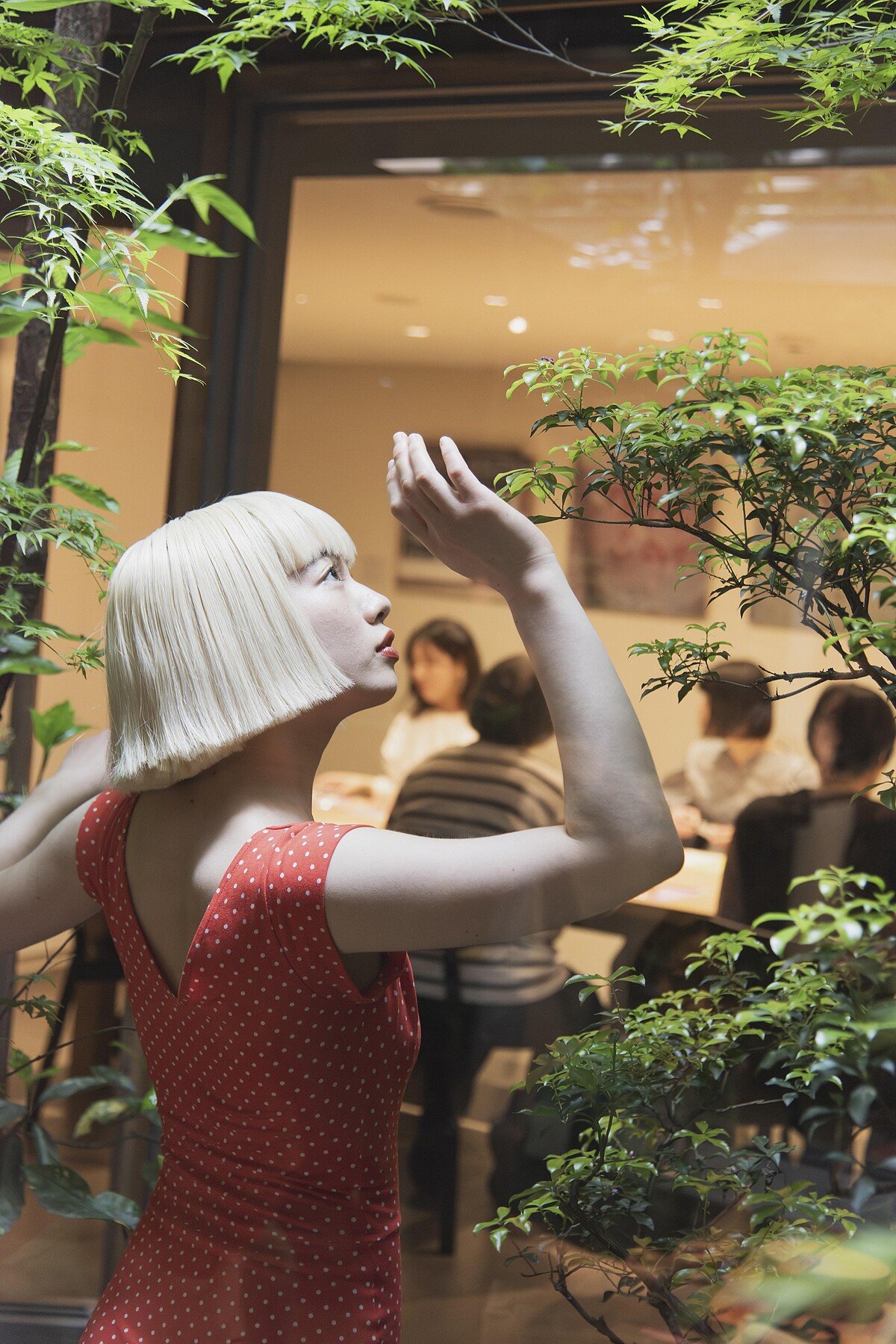 日本新銳藝術家 Aoi Yamada 身穿 agn&egrave;s b. 紅色洋裝表演，非常討喜又醒目。